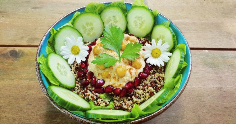 Quinoa met hummus en granaatappel