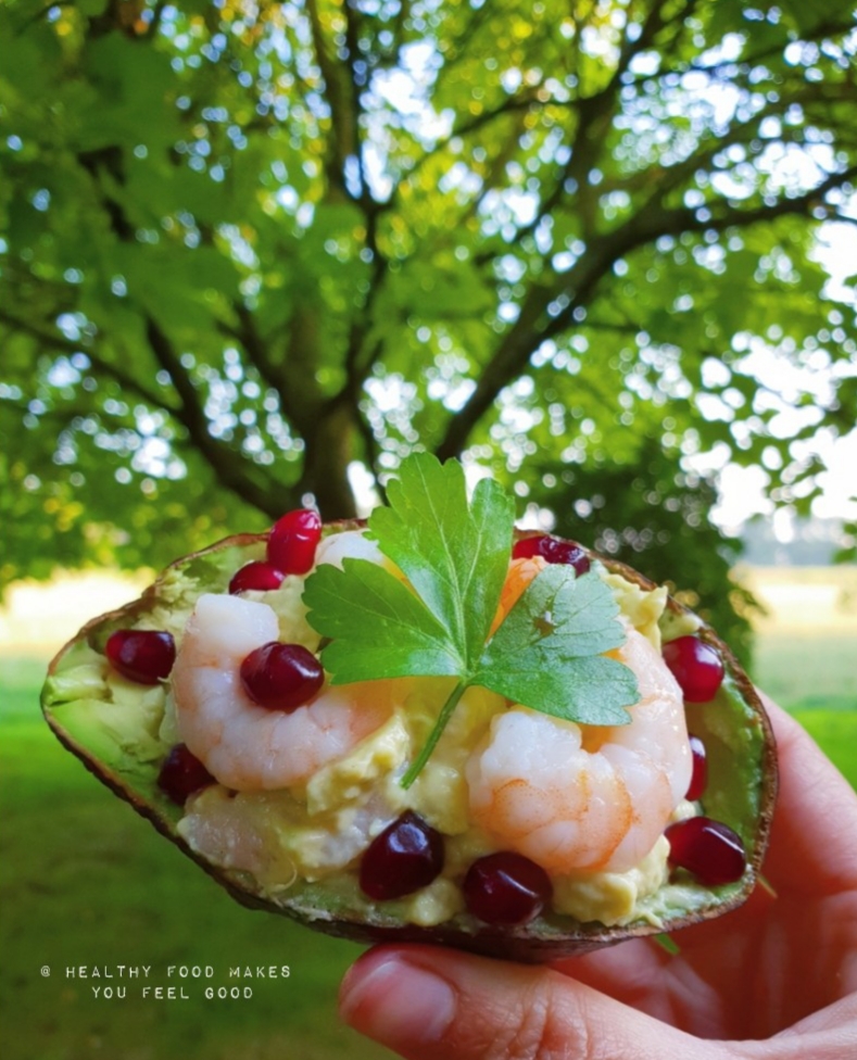 Avocado met garnalen en granaatappelpitten