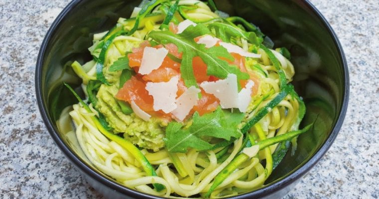 Courgetti met zalm en avocado