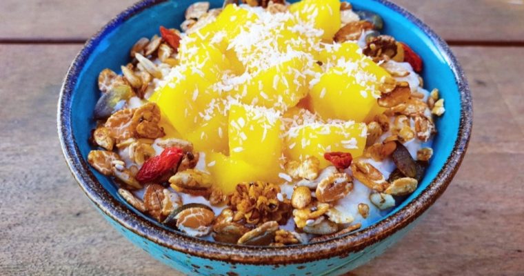 Tropisch ontbijt met granola en mango