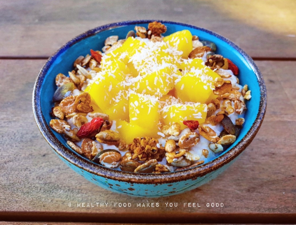 Tropisch ontbijt met granola en mango