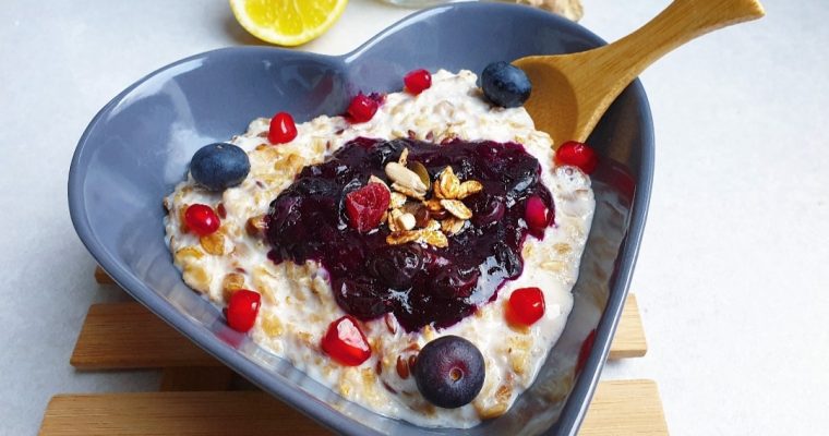 Porridge met warme bosbessensaus en granaatappelpitjes