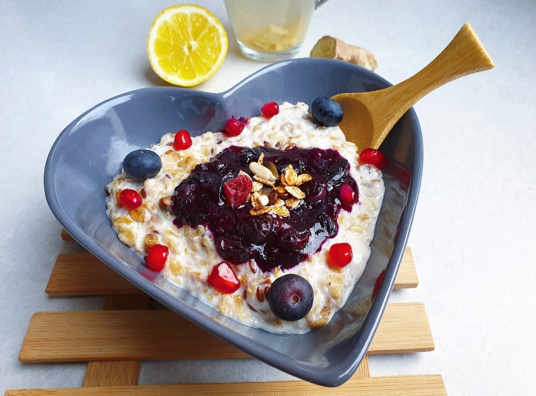 Porridge met warme bosbessensaus en granaatappelpitjes