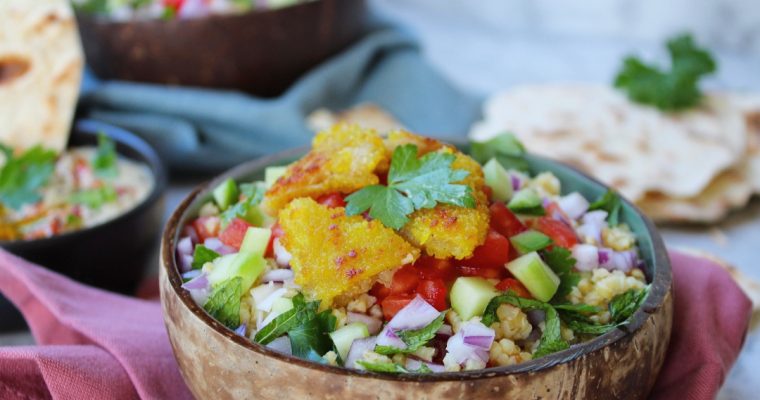 Libanese salade met baba ganoush, flatbread en kaasburger (The Bio Veggie Company)