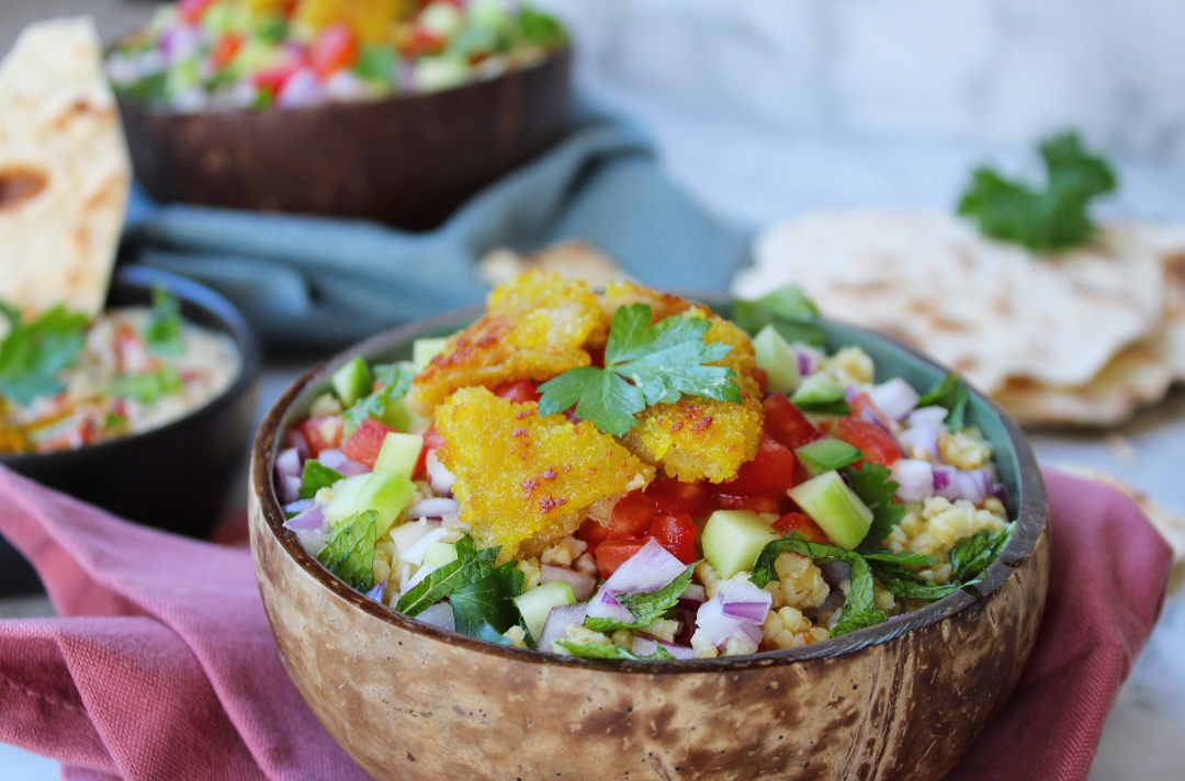 Libanese salade met baba ganoush, flatbread en kaasburger (The Bio Veggie Company)