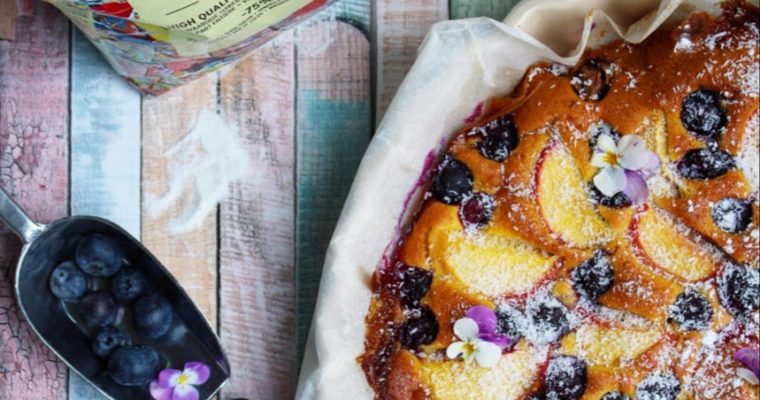 CAKE MET BOSBESSEN, PERZIK EN GERASPTE KOKOS (ZUSTO)