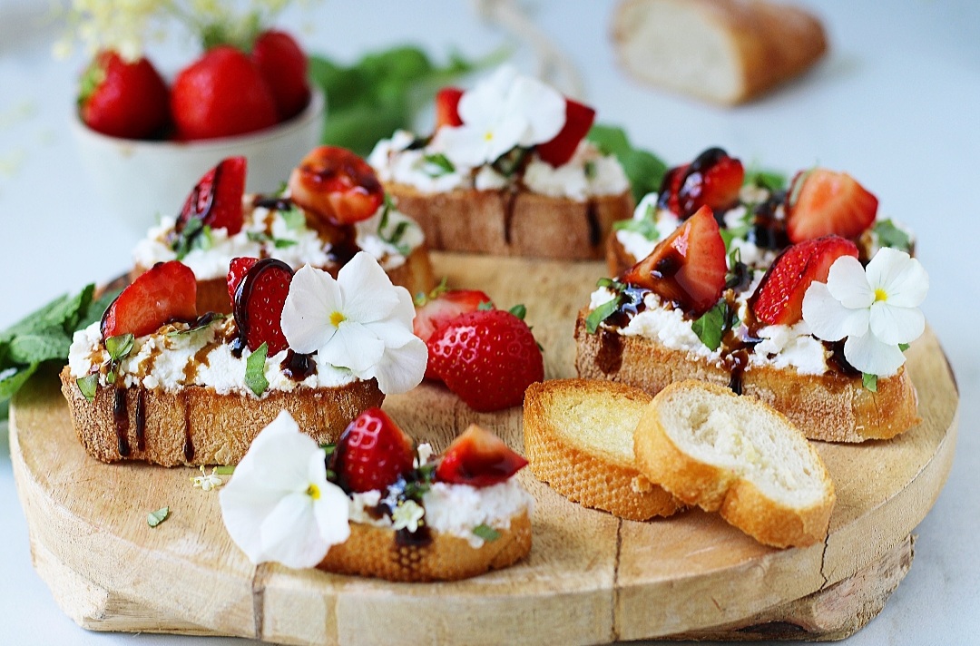 Crostini met aardbei, ricotta en balsamicocrème (PONTI)