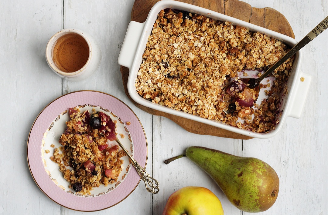 Crumble met appel, peer, bosbessen en kaneel