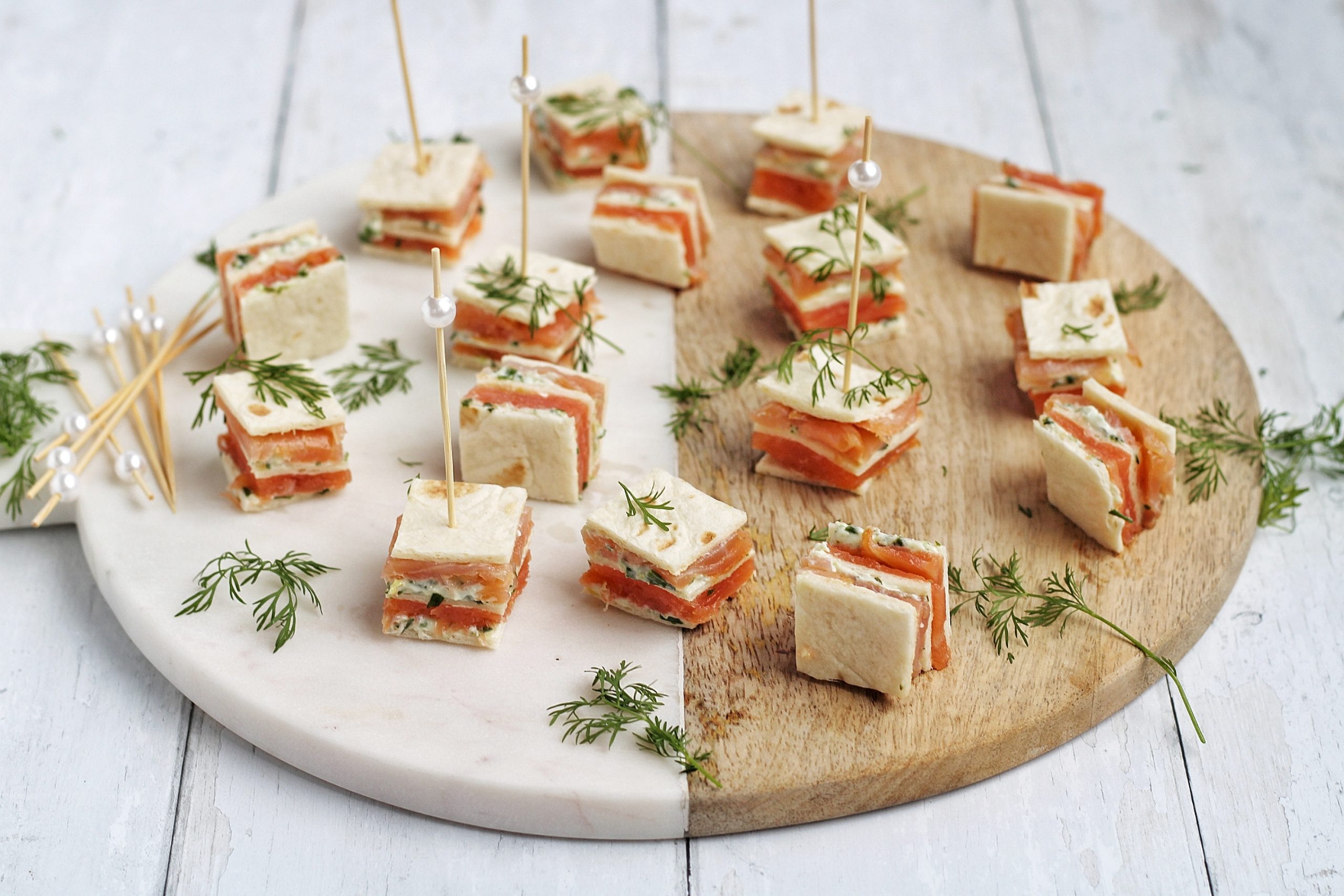 Feestelijke wraps met gerookte zalm, roomkaas, verse bieslook & dille