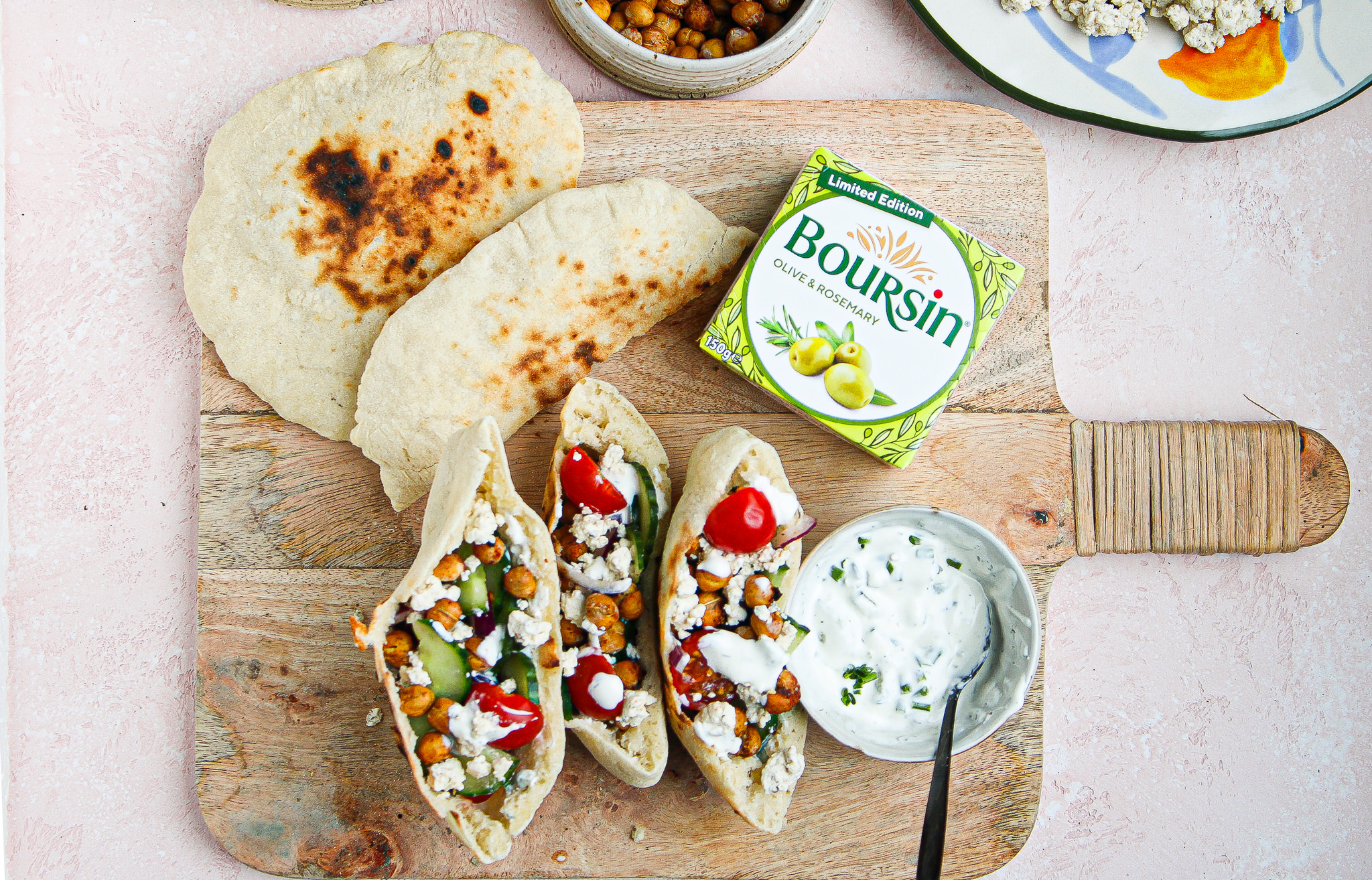 Griekse pita met tzatziki, kikkererwten, groenten en Boursin olijf & rozemarijn