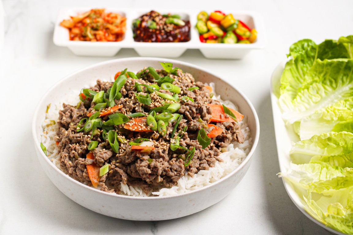 Koreaanse bulgogi met rijst, kimchi en de pittige ssamjangdip